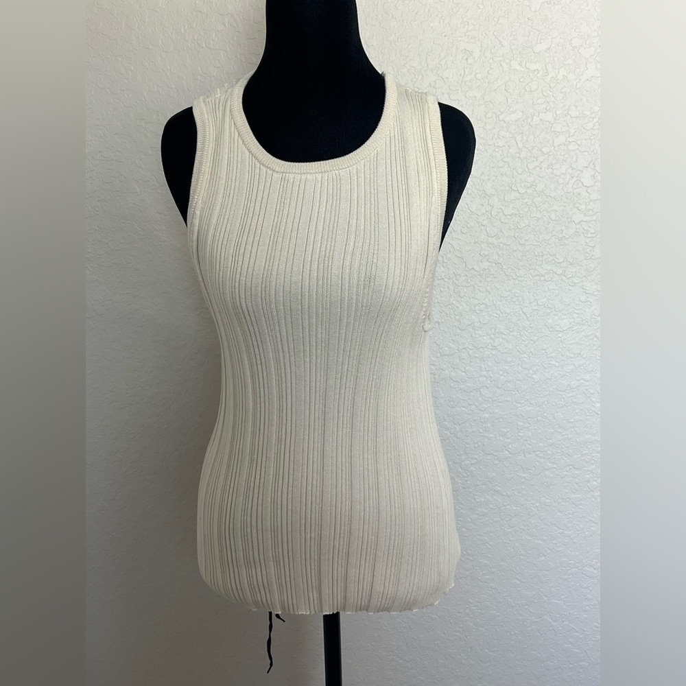 Sleeveless Ribbed Knit Top - Cream
Caja 6